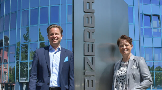 Fünfte Generation im erfolgreichen Familienunternehmen Bizerba: die Geschwister Andreas und Angela Kraut vor der Firmenzentrale
