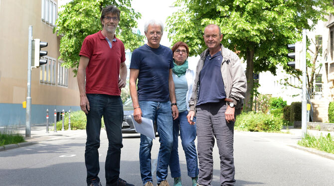 Für einen Moment »verkehrsberuhigt« durch die Fußgängerampel: Rüdiger Weckmann (von links), Dieter Janz, Agnete Bauer-Ratzel und