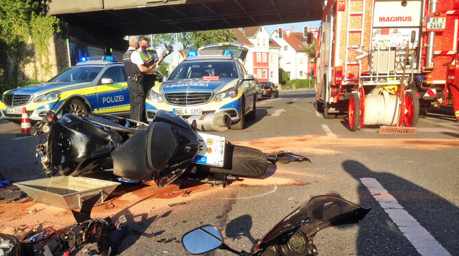 Die Rettungskräfte wurden durch einen Arzt unterstützt, der den Unfall beobachtete hatte und unverzüglich mit der Erstversorgung