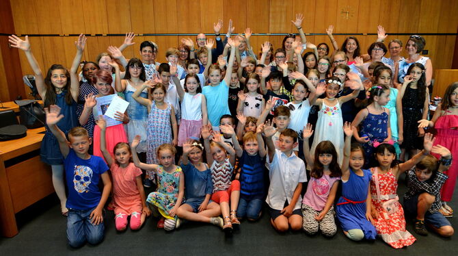 Freuen sich über ihre Stadt-, Landes- und Bundesauszeichnungen: die jungen Teilnehmer des Europa-Wettberwerbs. Foto: Niethammer Freuen sich über ihre Stadt-, Landes- und Bundesauszeichnungen: die jungen Teilnehmer des Europa-Wettberwerbs. Foto: Niethammer