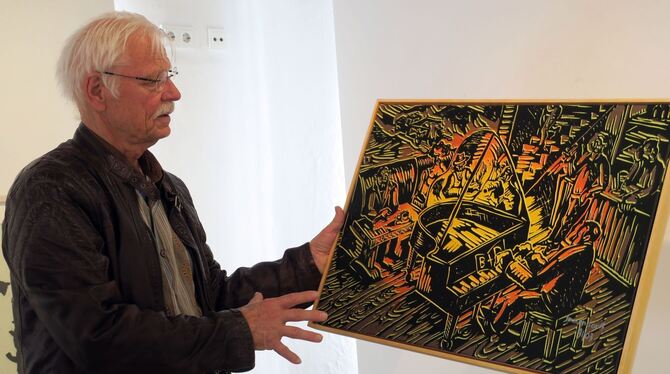 Kurator Rudolf Greiner in der Ausstellung in Balingen mit einer Grafik von Jörg Immendorff aus seinem Zyklus »Café Deutschland«.
