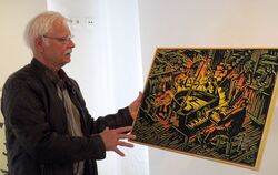 Kurator Rudolf Greiner in der Ausstellung in Balingen mit einer Grafik von Jörg Immendorff aus seinem Zyklus »Café Deutschland«.