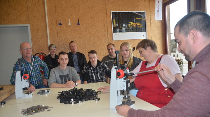 Drei Berufsschüler und ihr Werkstattleiter fertigten ein Werkzeug für die Werkstatt an der Schanz. FOTO: PRIVAT