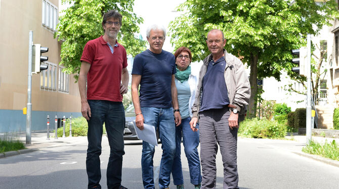 Für einen Moment verkehrsberuhigt durch die Fußgängerampel: Rüdiger Weckmann (von links), Dieter Janz, Agnete Bauer-Ratzel und K