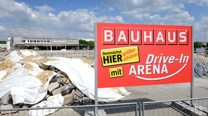Der Abriss des alten Real-Gebäudes läuft, im Sommer soll mit dem Bauhaus-Neubau im Industriegebiet begonnen werden.   FOTO: PIET