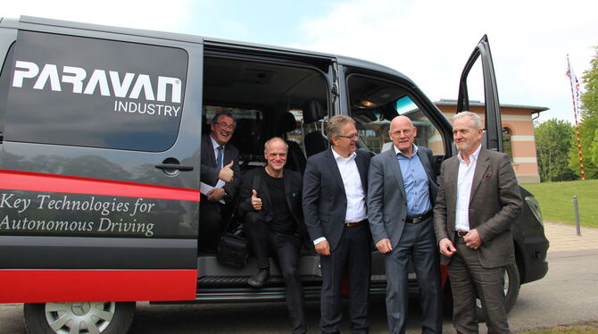 Verkehrsminister Winfried Hermann (Zweiter von rechts) informiert sich bei Franz Tress (rechts) und Roland Arnold (Mitte) über i