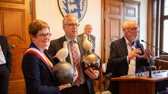 Geschenke erhalten die Freundschaft: die Bürgermeister Christine Métoir und Holger Jerg mit dem Künstler  Gernot Bitzer. FOTO: L