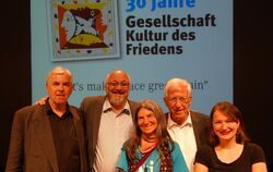 Solidarisch im Kampf für den Frieden (von links): Moderator Henning Zierock mit seinen Gästen auf dem Podium Jürgen Grässlin, He