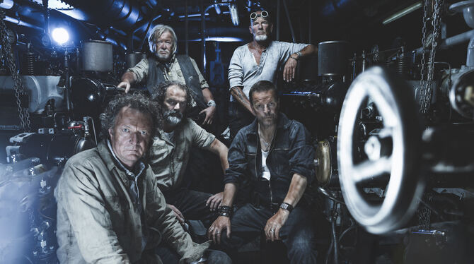 Santiano beim Gruppenbild im Maschinenraum: Von vorne links im Uhrzeigersinn Andreas Fahnert, Hans-Timm Hinrichsen, Pete Sage, B