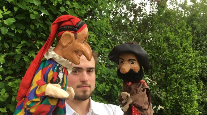 Der Eninger Puppenspieler Sascha Sabadi mit Kasper und Hotzenplotz.  FOTO: WEBER