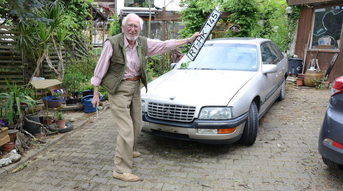 Nach zwei Millionen unfallfreien Kilometern ist Schluss: Helmut Kern (91) hat seinen 17. Opel engültig abgemeldet. FOTO: CONZELM