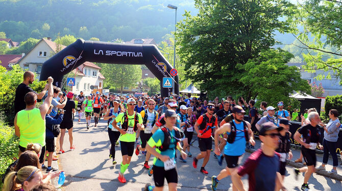 Die knapp 400 Bergläufer hatten am Samstag beim Start in Unterhausen ideale Bedingungen.  FOTO: BAIER