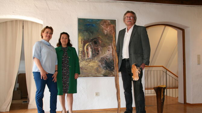 Veronika Bobke (links) führte in die Ausstellung ein. Ida Baumann steht neben ihrem Bild »La Strada – der Weg«. Wolfram Mauk mi