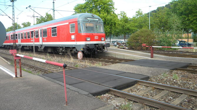 Bis Herbst 2016 konnten Reisende, begleitet vom Fahrdienstleiter, über die Gleise zum Mittelbahnsteig (hinten) gelangen. Seither