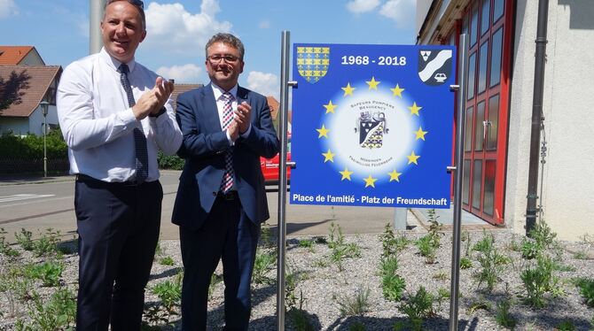 Die Rathauschefs David Faucon (Beaugency, links) und Michael Bulander (Mössingen) eröffnen den Platz der Freundschaft.  FOTO: S