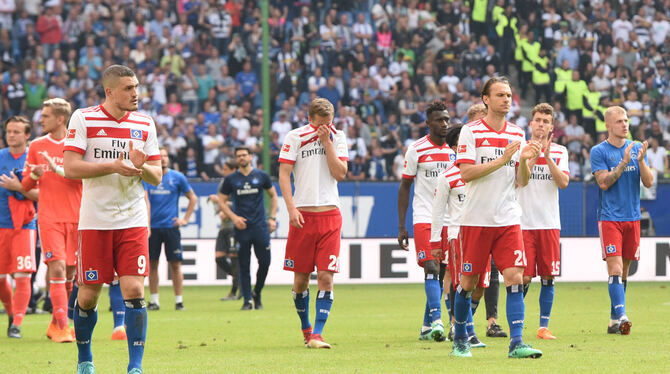 Erstmals in der Clubgeschichte auf dem Weg in die 2. Bundesliga: Der Hamburger SV ist endgültig abgestiegen. FOTO: DPA