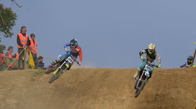 Zeigten beim Motocross in Reutlingen spektakuläre Sprünge: Tim Saur (links) und Dennis Widmann vom 1. RMC Reutlingen.   FOTO: BA