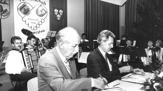 Die feierliche Unterzeichnung der Partnerschaftsurkunden durch die damaligen Bürgermeister Milos Versek und Ottwin Brucker (rech