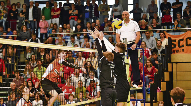 Holten sich vor heimischer Kulisse den DM-Titel: Die U 16-Jungen des TV Rottenburg (dunkle Trikots).  FOTO: VEREIN