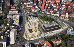 Ein Winkelbau an der Straßenseite und ein Turm mit etwa 175 Zimmern – so soll der von Stadthallen-Architekt Max Dudler geplante