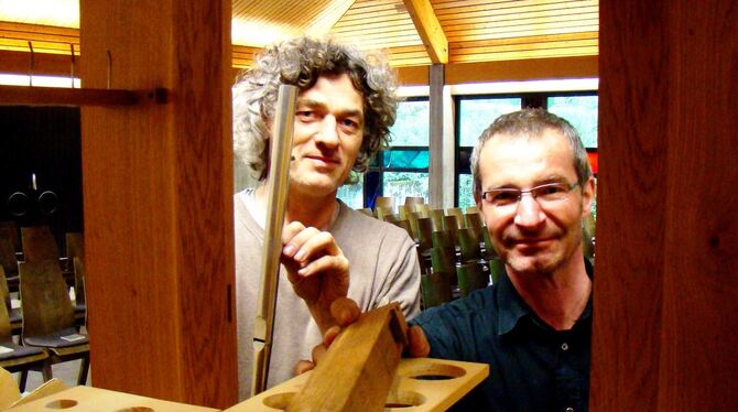Mit Pfeifen aus Holz und Metall: Christoph Lehnert (links) und Theo Holder haben die Orgel aufgebaut.  FOTO: STADT BAD URACH