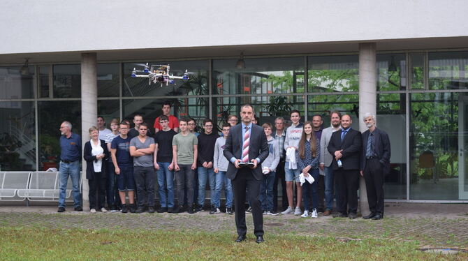 Er fliegt: Professor Fabian Graefe steuert den Quadrocopter, eine Co-Produktion von Quenstedt-Gymnasium und Hochschule Albstadt-