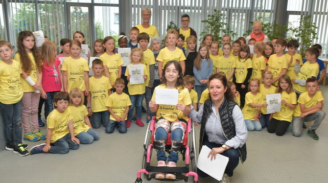 Joelle Vöhringer  (im Rollstuhl) nimmt für die Dreifürstensteinschule die Auszeichnung als teilnahmestärkste Klasse beim Mössing