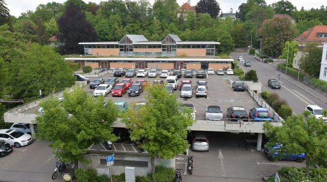 Rissbildungen im Gussasphalt: Das Parkhaus des Berufsschulzentrums muss für zwei Millionen Euro saniert werden.  FOTO: MEYER