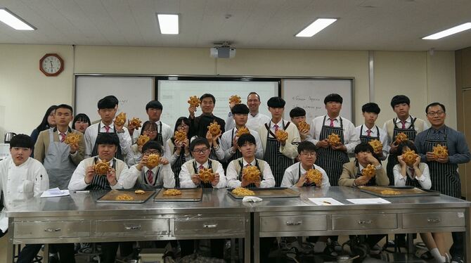 Südkoreanische Elftklässler haben unter Anleitung von Claus Berger (Stellvertretender Schulleiter der Laura-Schradin-Schule) Mut