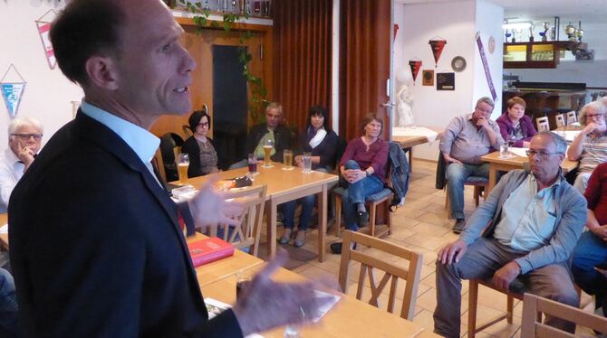 Der CDU-Ortsvorsitzende Niels Joeres diskutierte in der Sportgaststätte mit Wannweilern über den geplanten Neubau mit bezahlbare Der CDU-Ortsvorsitzende Niels Joeres diskutierte in der Sportgaststätte mit Wannweilern über den geplanten Neubau mit bezahlbare