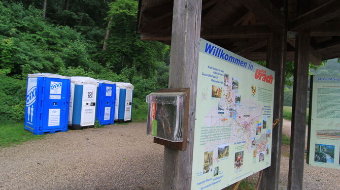 Schick geht anders: Die provisorische Toiletten-Anlage aus Dixi- und Toi-Toi-Klohäuschen auf dem Parkplatz Maisental in Bad Urac