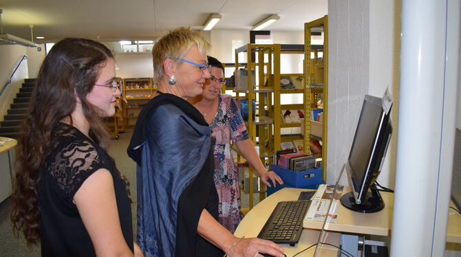 Mediotheksleiterin Karin Lorenz (links) bei der Arbeit. Sie erklärt einer Besucherin, wie das mit der digitalen Ausleihe, der so