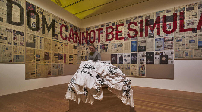 Freiheit kann nicht simuliert werden, meint Rirkrit Tiravanija in seiner Installation aus T-Shirts und Zeitungen.  FOTO: SCHIRN/