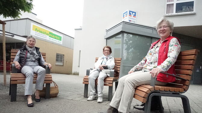 Edeltraut Stiedl (rechts) und zwei Orschel-Hagenerinnen haben es sich auf den neuen Sitzgelegenheiten gemütlich gemacht.  FOTO:D
