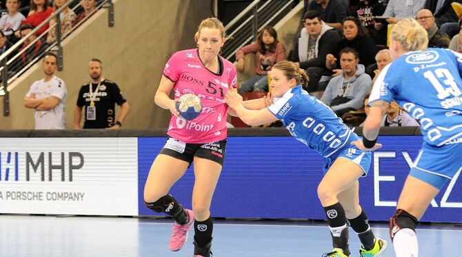Im Halbfinale gegen Bietigheim gibt’s ein Wiedersehen mit Anna Loerper (rechts), hier im Duell mit Metzingens Marija Obradovic.