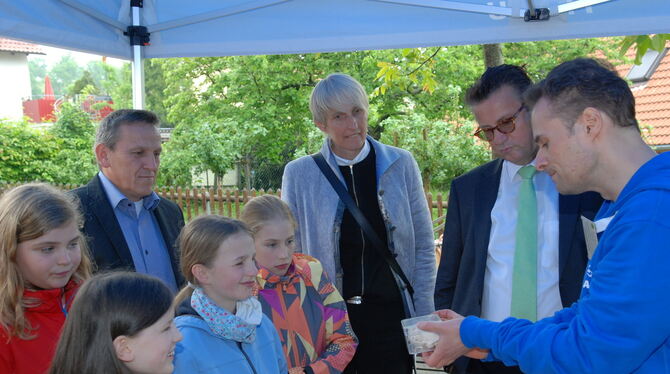 Grundschülerinnen aus Linsenhofen, Landwirtschaftsminister Peter Hauk (Zweiter von rechts), Metzingens Erste Bürgermeisterin Jac