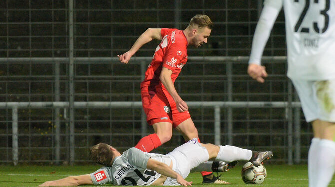 Luca Plattenhardt (rotes Trikot) verlässt den SSV Reutlingen. FOTO: BAUR Luca Plattenhardt (rotes Trikot) verlässt den SSV Reutlingen. FOTO: BAUR