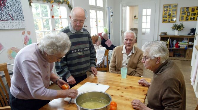 Ältere Menschen: Wo und wie wollen sie leben? Darüber macht sich jetzt auch die Stadt Hayingen Gedanken. FOTO: DPA