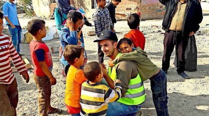 Serkan Eren mit Flüchtlingskindern bei einem Einsatz in der Türkei.  FOTOS: STELP
