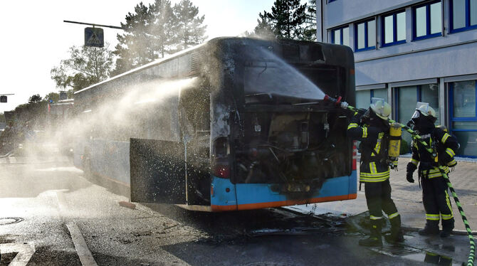 Mössingens Feuerwehrleute hatten den brennenden Linienbus rasch gelöscht. Trotzdem entstand an dem Fahrzeug Totalschaden. Mensch