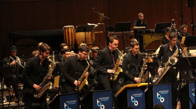Geballte Saxofon-Power: die Tobias Becker Big Band beim Auftritt mit der Württembergischen Philharmonie in der Stadthalle.  FOTO