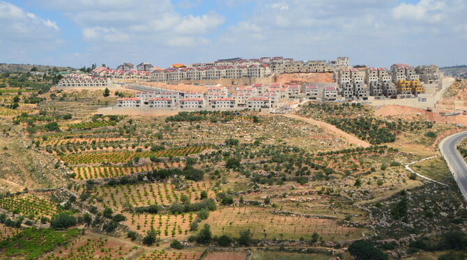 Neuer Stadtteil der Siedlung Efrat im Westjordanland bei Jerusalem. Die jüdischen Siedler besetzen die Hügel, im Tal dürfen Palä