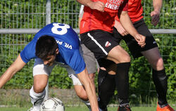 Können sich Alwin Reuer (links) und der VfL Pfullingen in dieser Verbandsliga-Saison noch einmal aufrappeln?  FOTO: BAUMANN