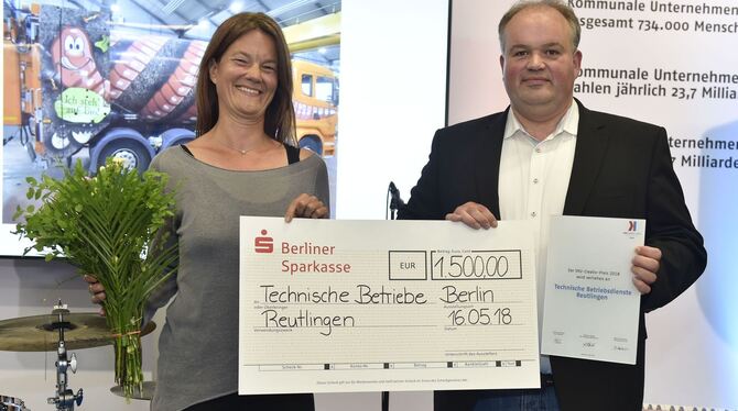 Die TBR haben für ihre farbenfrohen Nutzfahrzeuge einen geldwerten Preis gewonnen. Matthias Kuster und Monika Serrancoli nahmen