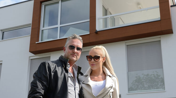Ganz schön reich, aber eine Woche lang arm: Oliver und Bettina Gekeler vor ihrem Reutlinger Zuhause. FOTO: PIETH