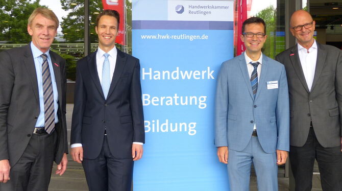 Von links: Harald Herrmann, Präsident der Handwerkskammer Reutlingen, Rechtsanwalt Gerrit Hötzel, Richard Schweizer (Justiziar d