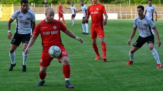 Zweifacher Torschütze für den SSV Reutlingen: Dirk Prediger (am Ball).  FOTO: NIETHAMMER