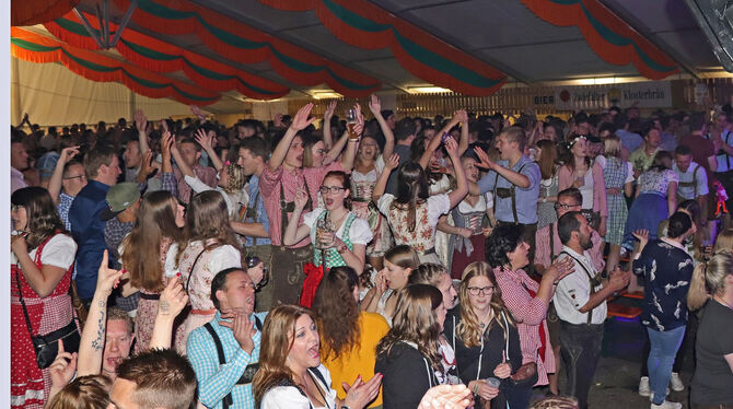 Brodelnde Stimmung herrschte am Sonntagabend im Pfronstetter Festzelt beim traditionellen Pfingstfest. FOTO: BLOCHING