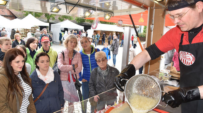 Viel zu bestaunen beim schwäbischen Kunstmarkt: Bonbonmacher Eike Möller versüßte den Besuchern den Regen am Pfingstsonntag mit