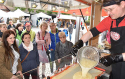 Viel zu bestaunen beim schwäbischen Kunstmarkt: Bonbonmacher Eike Möller versüßte den Besuchern den Regen am Pfingstsonntag mit 